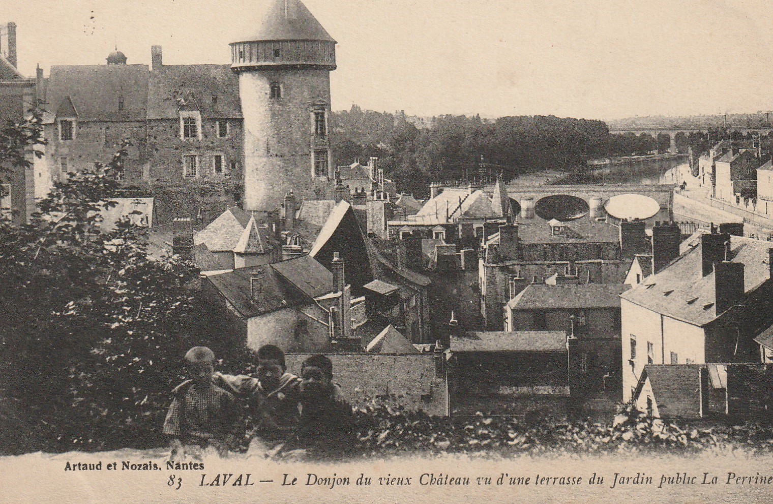 53 LAVAL. Donjon du vieux Château et enfants sur Terrasse du Jardin La Perrine 1916