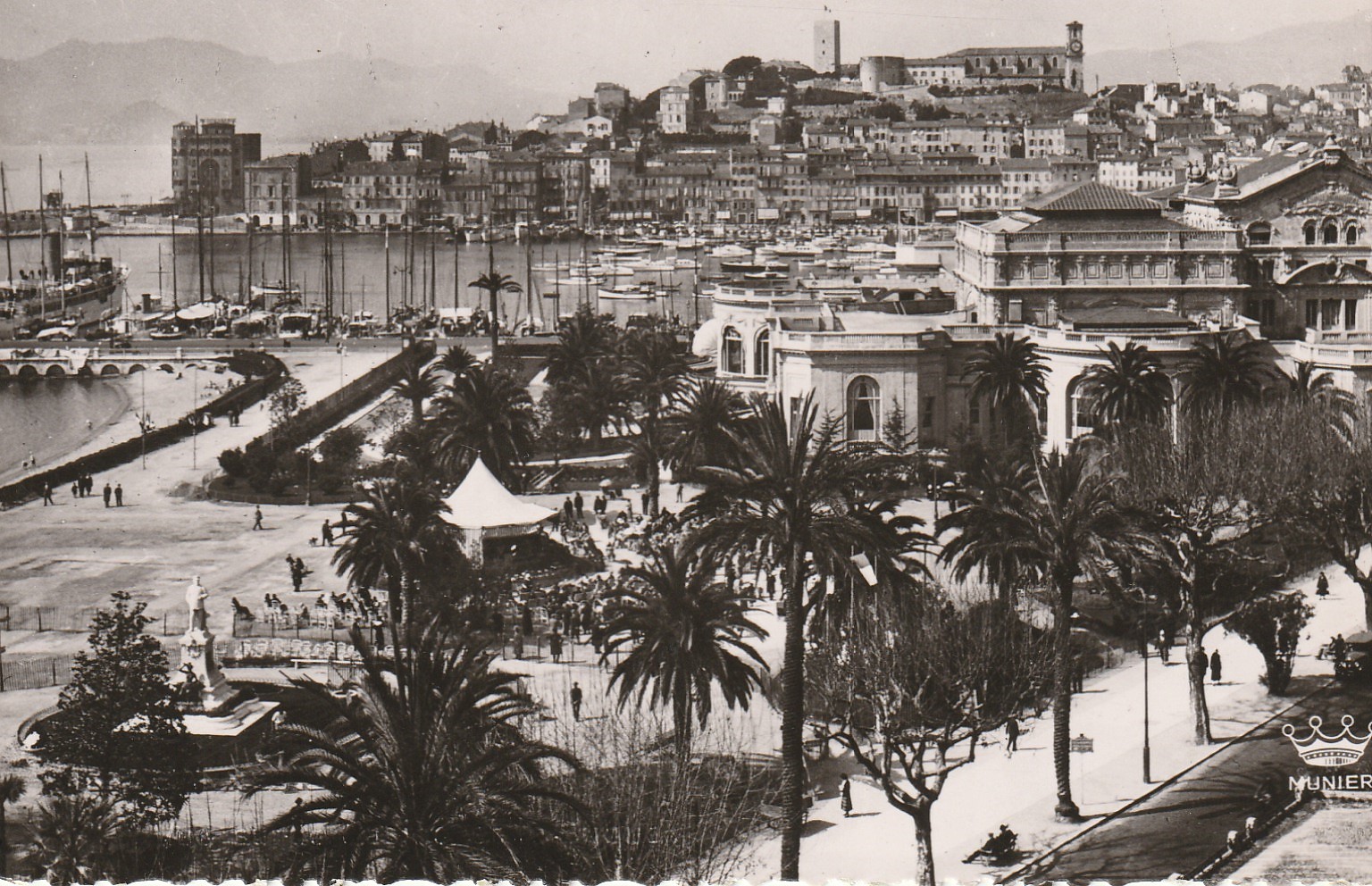 2 photo cpsm petit format 06 CANNES. Vue vers le Suquet et le Mont Chevalier 1954