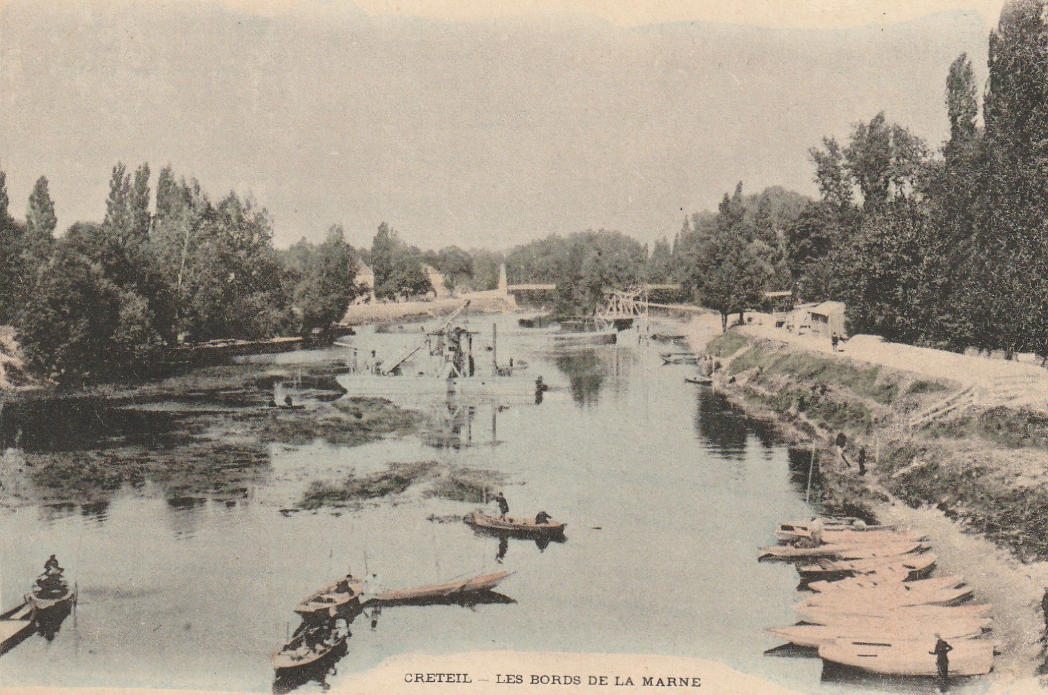 94 CRETEIL. Canoteurs sur les bords de la Marne vers 1900