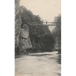 25 VALLEE DE LA LOUE. Passerelle du T.C.F avec personnage