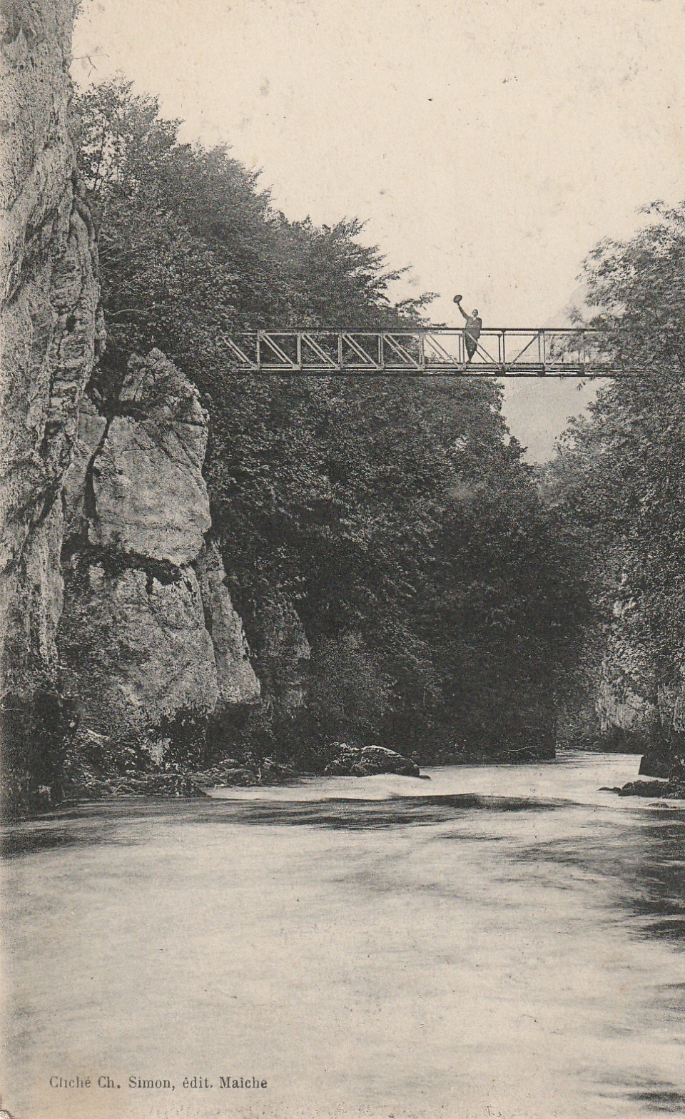 25 VALLEE DE LA LOUE. Passerelle du T.C.F avec personnage