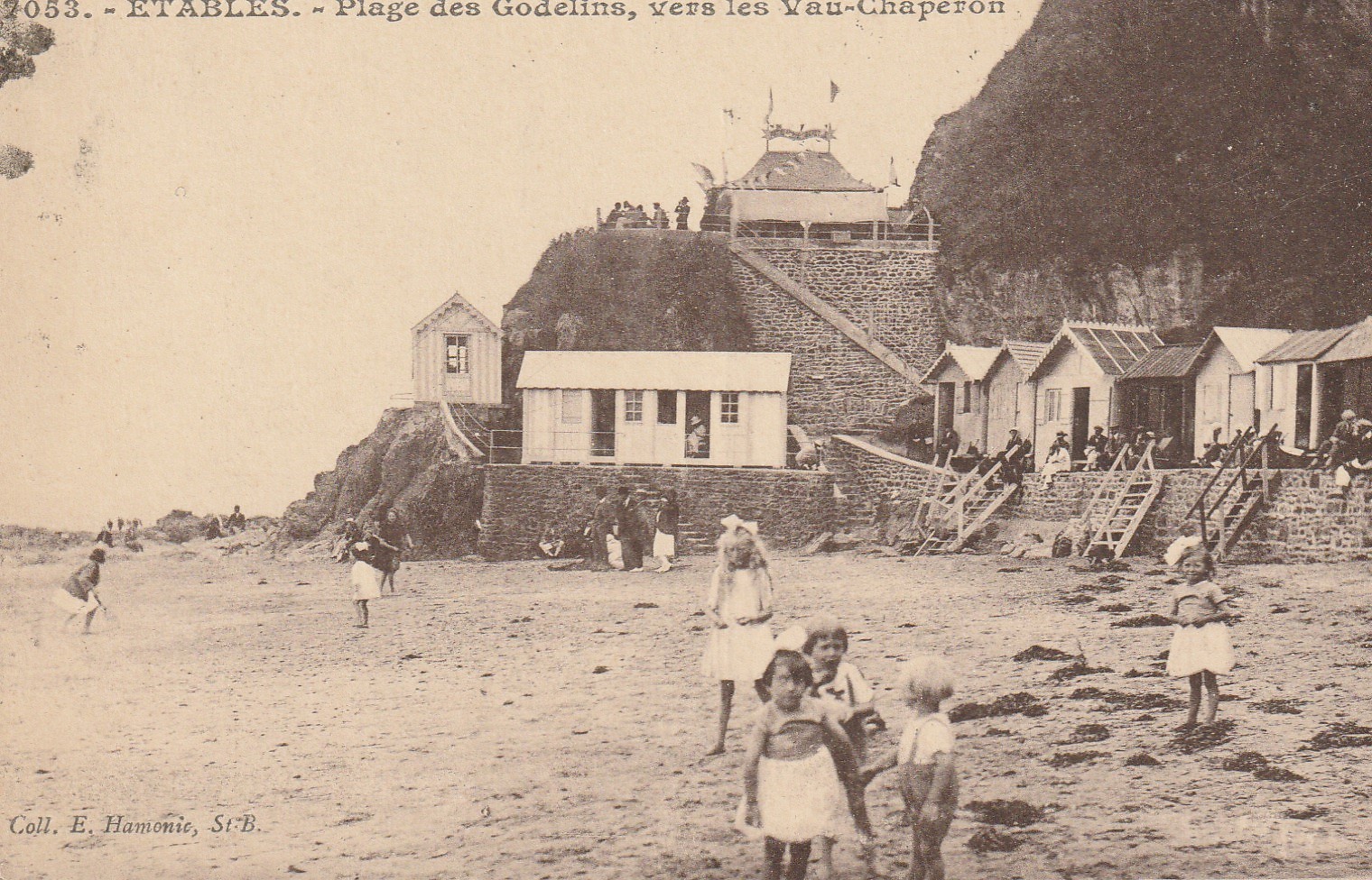 22 ETABLES. Plage des Godelins vers les Vau-Chaperon 1925 belle animation