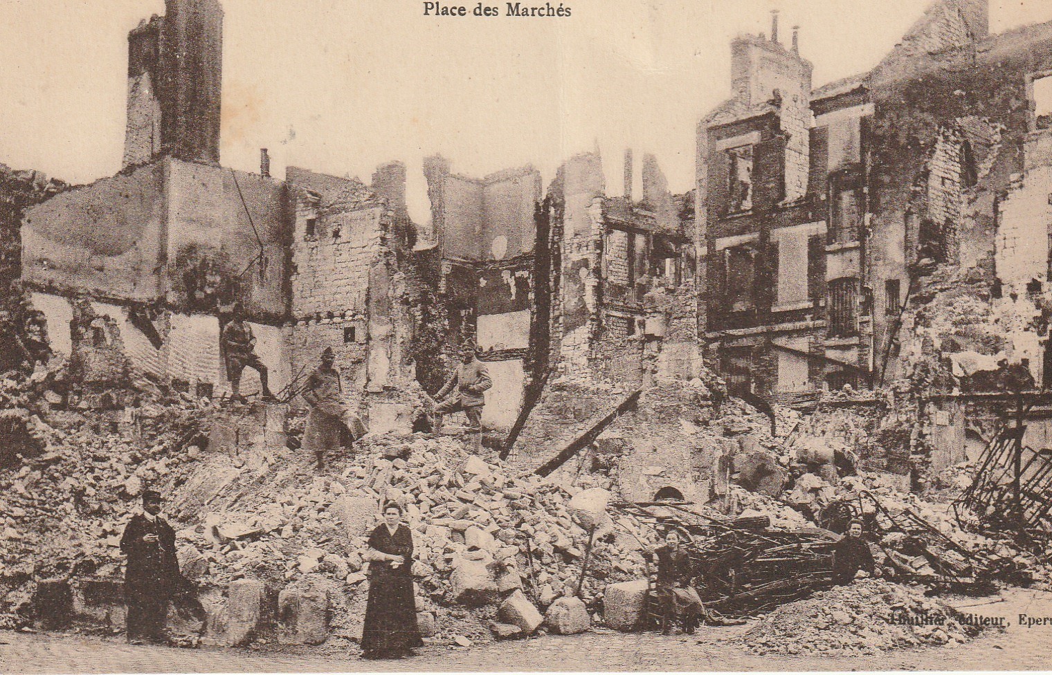 51 REIMS. Ruines Place des Marchés après la Retraie des Allemands bien animée