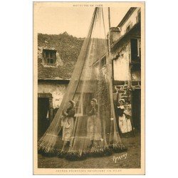 carte postale ancienne 22 Mouettes en cage. Jeunes Filles ravaudant un Filet de pêche