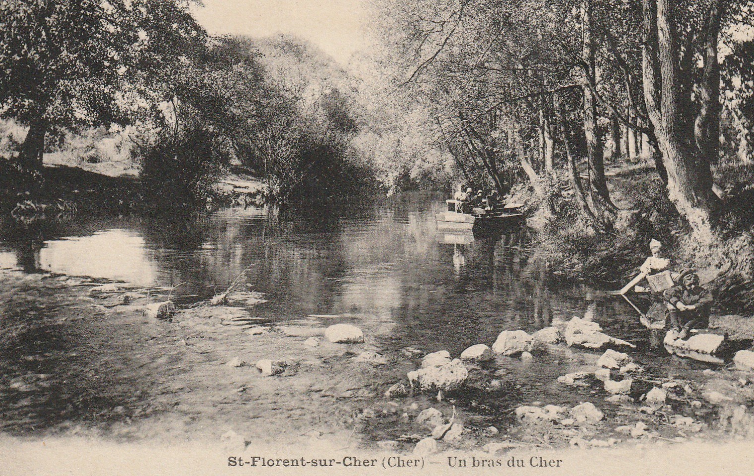 18 SAINT-FLORENT-SUR-CHER. Enfants jouant sur un bras du Cher et sur une barge 1922