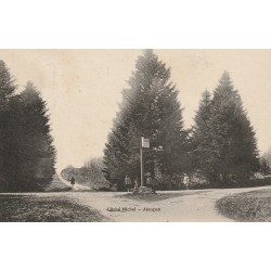61 FORÊT D'ECOUVES. Carrefour du Bois Mallet dit " La Croix Rouge " avec militaires 1919