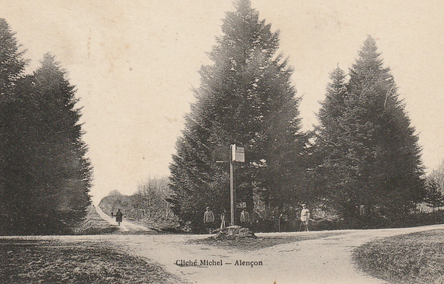 61 FORÊT D'ECOUVES. Carrefour du Bois Mallet dit " La Croix Rouge " avec militaires 1919