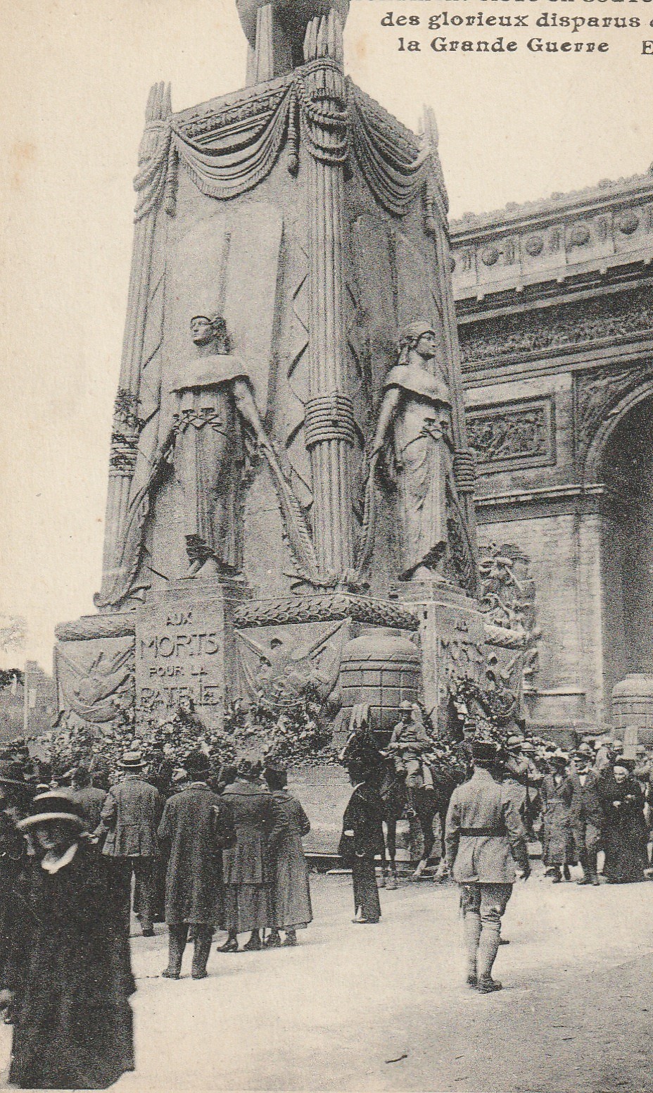 PARIS. Monument élevé en souvenir des Glorieux disparus de la Grande Guerre à l'Arc de Triomphe