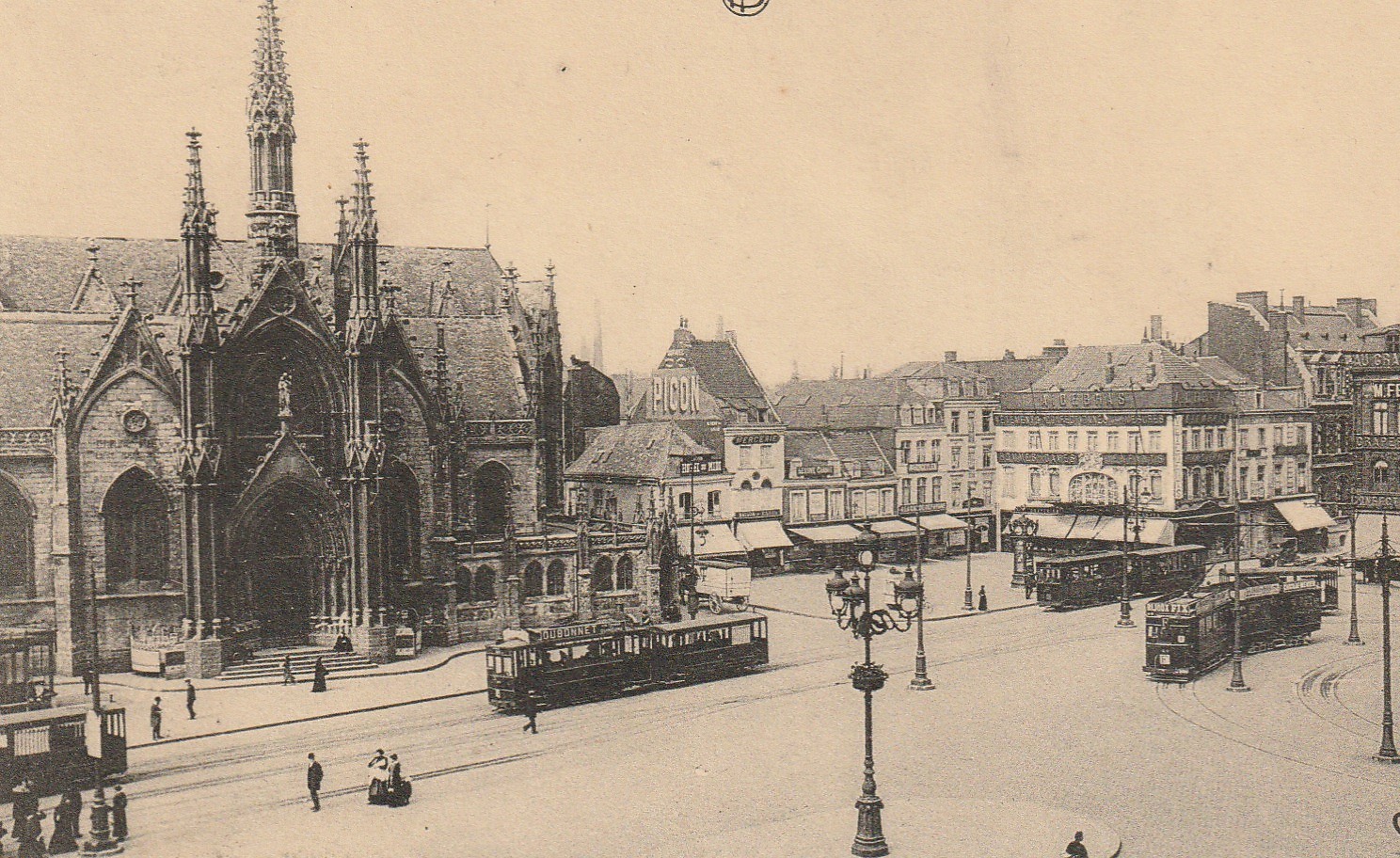 59 ROUBAIX. Nombreux tramways sur Grand'Place et Eglise Saint-Martin 1919
