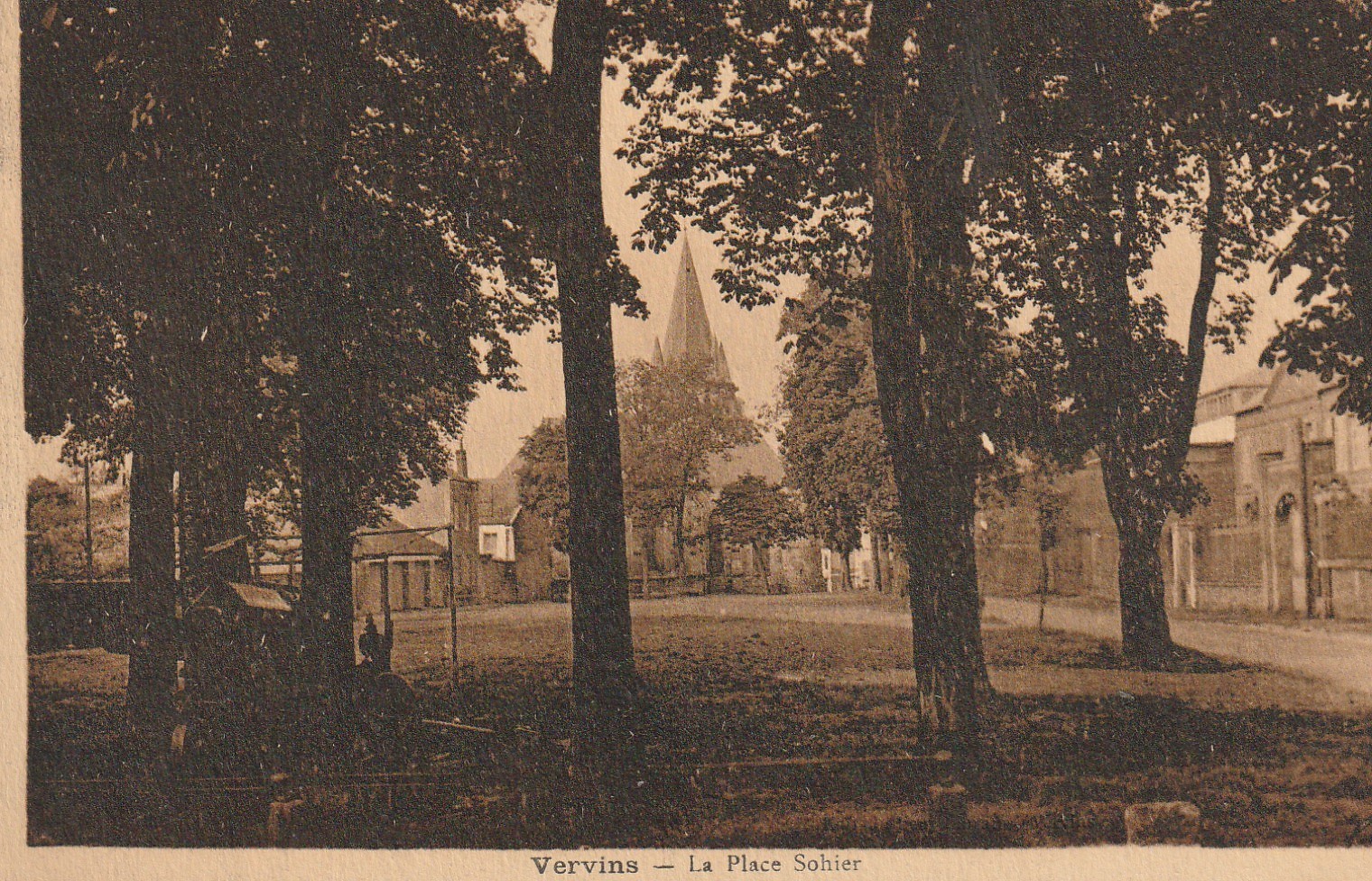 02 VERVINS. La Place Sohier 1935