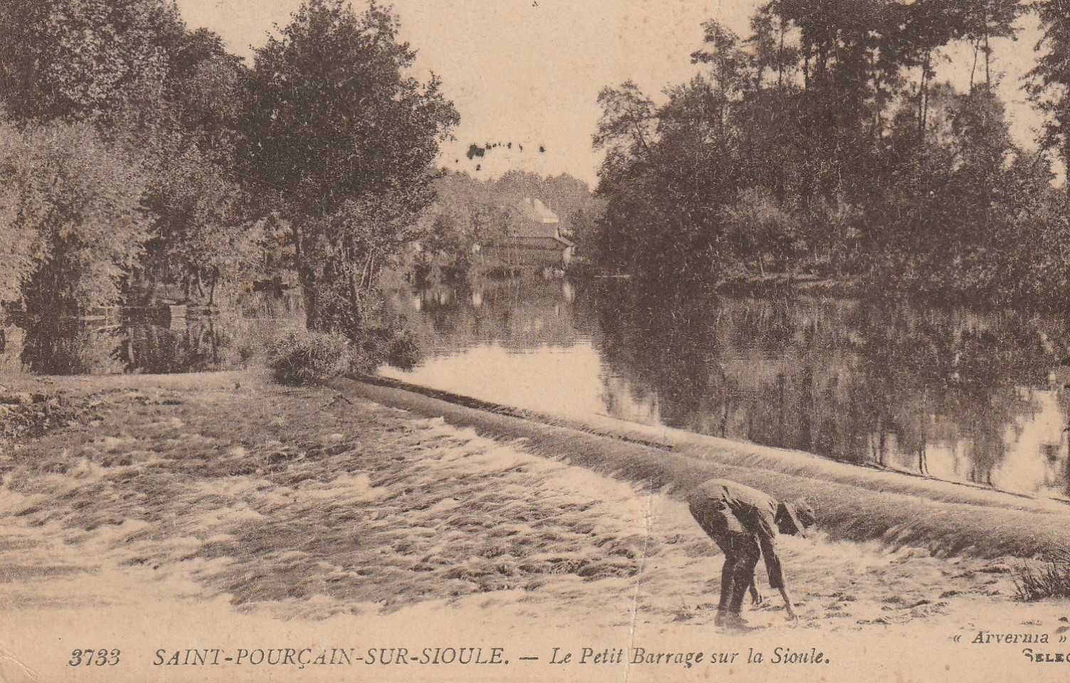 03 SAINT-POURCAIN-SUR-SIOULE. Le Petit Barrage sur la Sioule avec pêcheur 1922