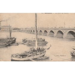 33 BORDEAUX. Nombreux bateaux de Pêcheurs près du Pont de Pierre 1905
