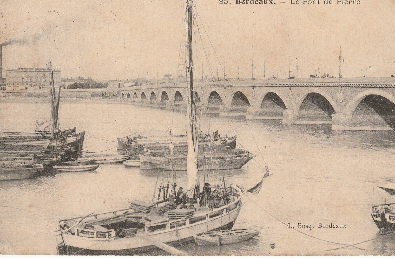 33 BORDEAUX. Nombreux bateaux de Pêcheurs près du Pont de Pierre 1905