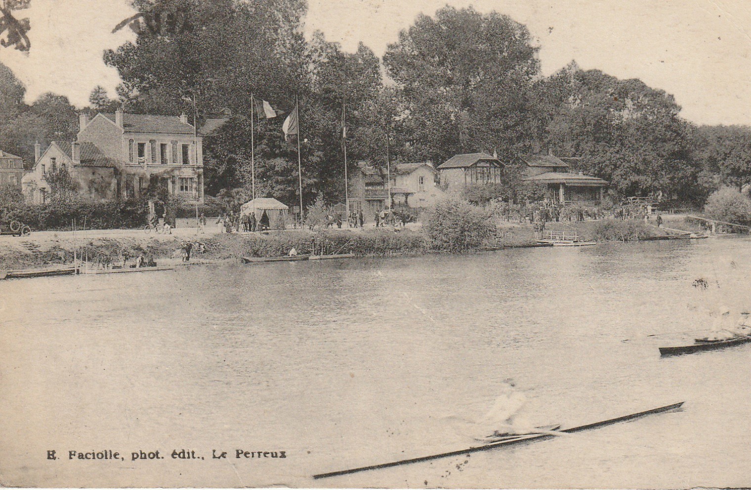 94 LE PERREUX. La Marne au Coq d'Or avec rameurs en aviron 1917