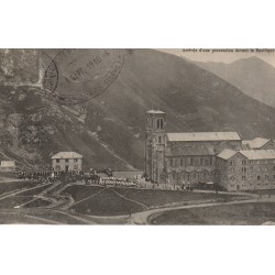 38 Pélerinage de NOTRE-DAME de la SALETTE. Arrivée d'une Procession devant la Basilique 1910