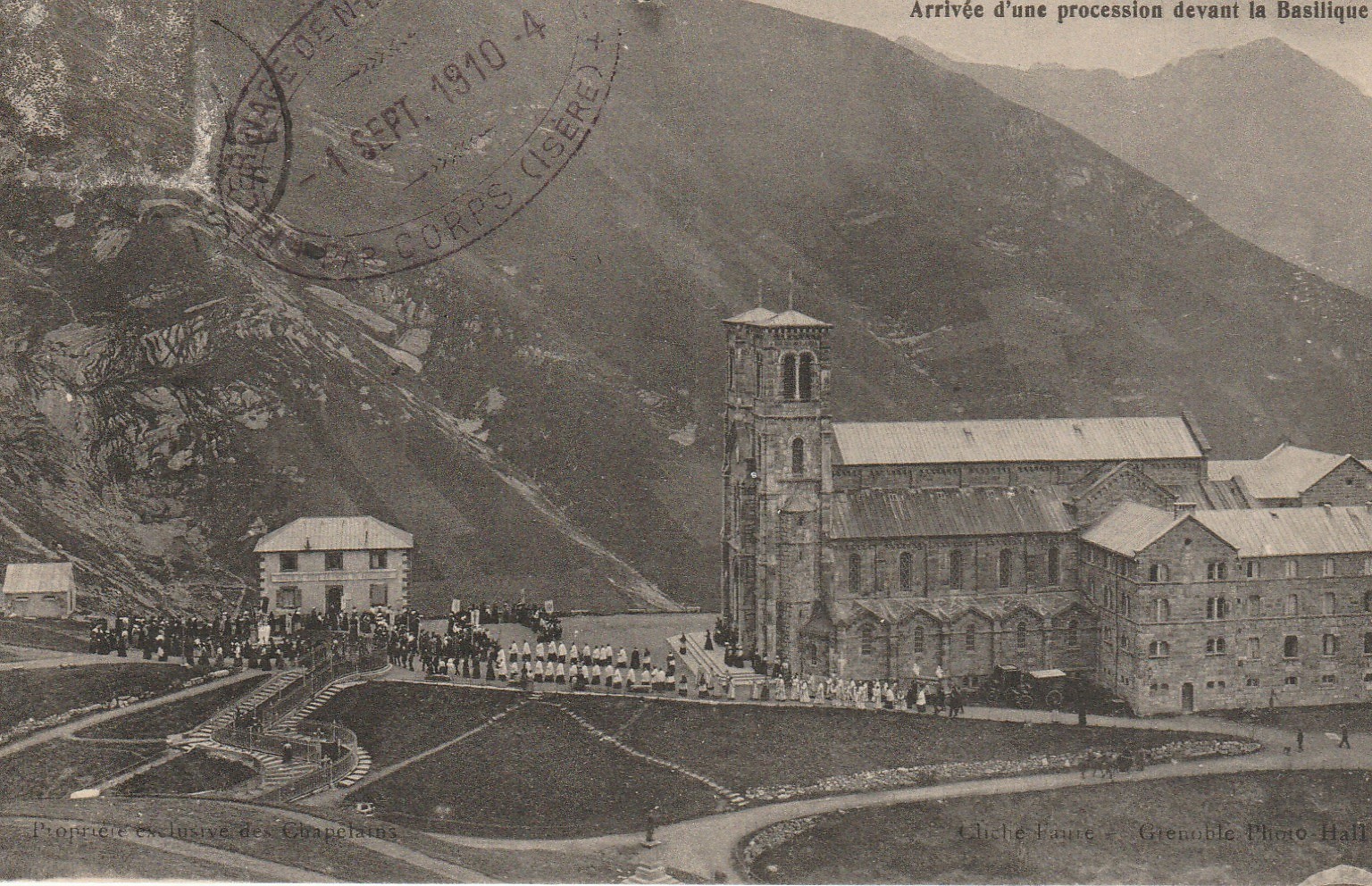 38 Pélerinage de NOTRE-DAME de la SALETTE. Arrivée d'une Procession devant la Basilique 1910