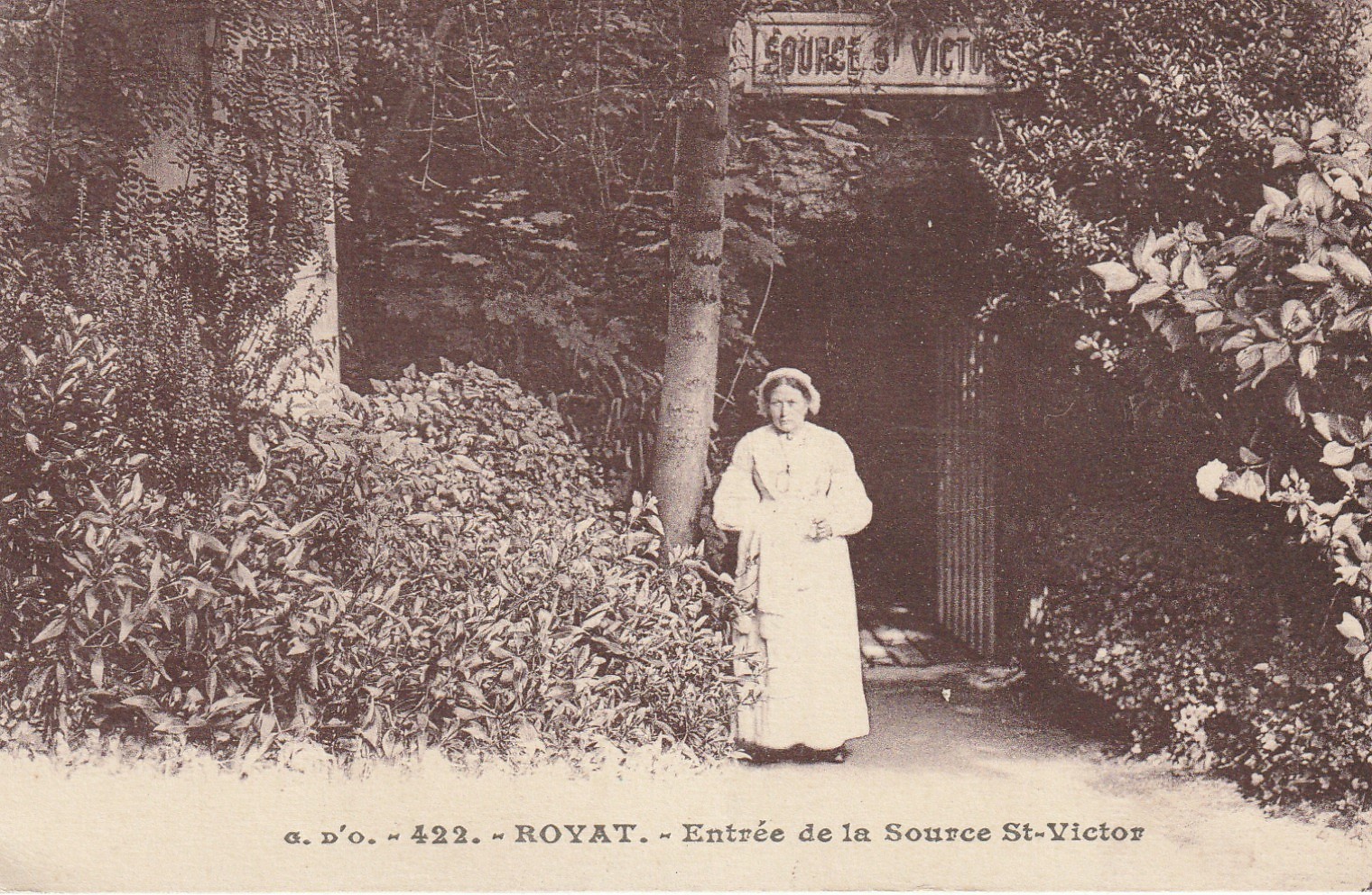63 ROYAT. Curiste à l' Entrée de la Source Saint-Victor 1928