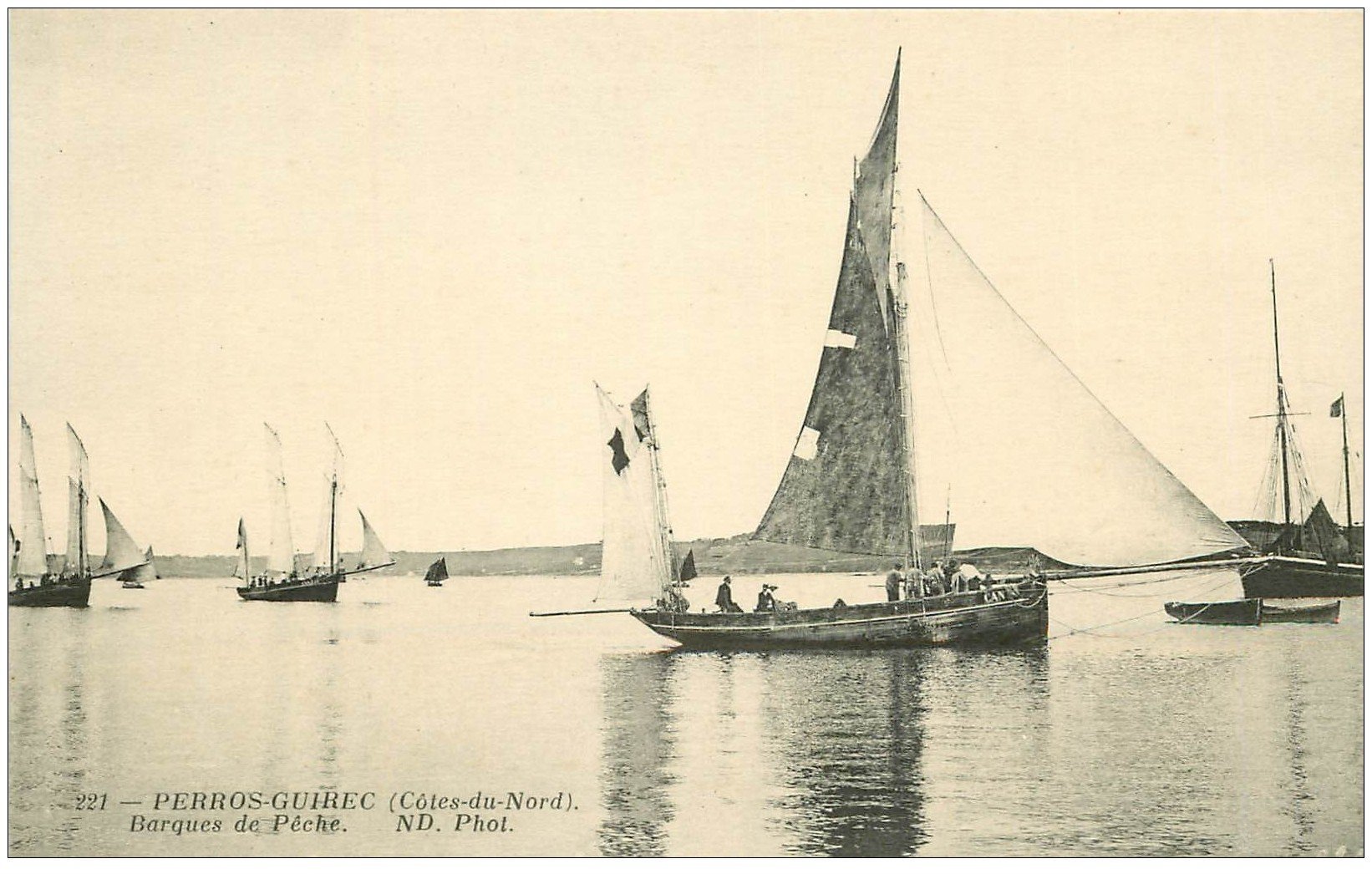 carte postale ancienne 22 PERROS-GUIREC. Barques de Pêche ND 221