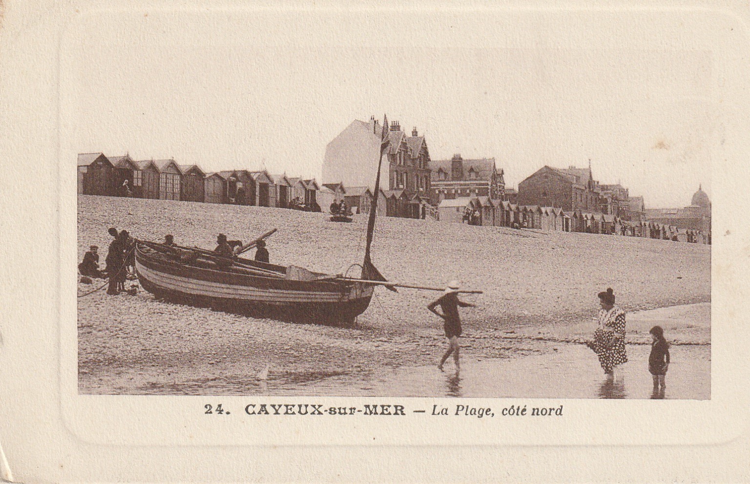 80 CAYEUX-SUR-MER. Barque de Pêcheurs sur la Plage 1917