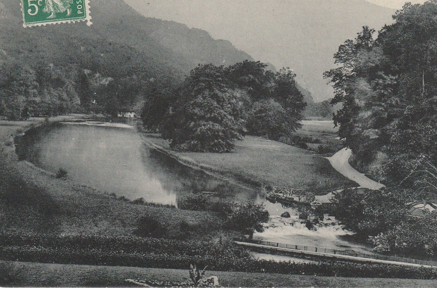 38 DAUPHINE. Parc du Château de Vizille 1912 Source de la Dhuis