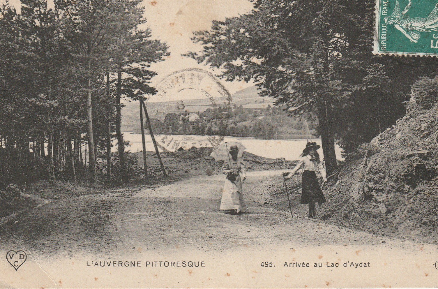 63 AYDAT. Arrivée au Lac d'Aydat avec promeneuses 1910