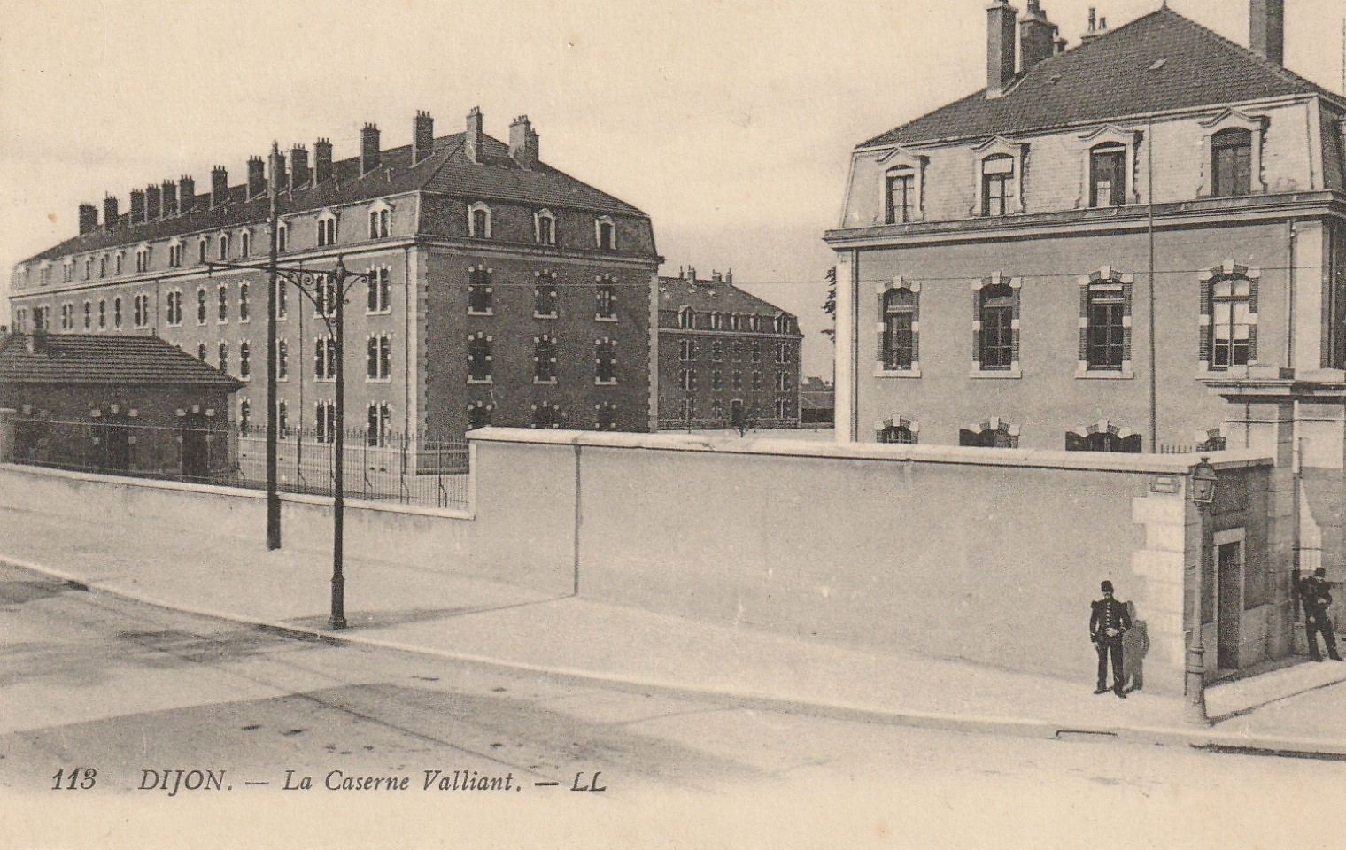 21 DIJON. La Caserne Valliant avec militaires 1915