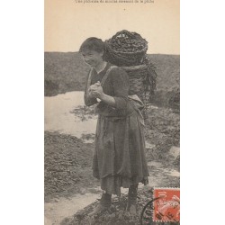 14 PORT-EN-BESSIN. Scènes de la Vie Normande. Une Pêcheuse de moules revenant de la Pêche 1918
