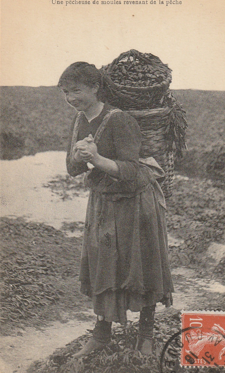 14 PORT-EN-BESSIN. Scènes de la Vie Normande. Une Pêcheuse de moules revenant de la Pêche 1918
