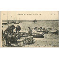 22 PERROS-GUIREC. Le Port. Pêcheurs embarquant leurs nasses et cordages