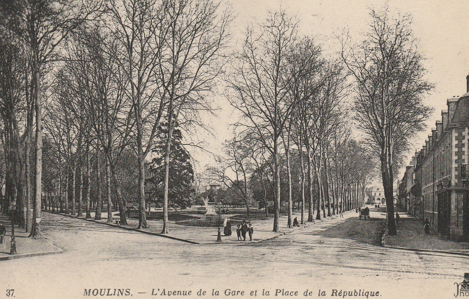 03 MOULINS. Avenue de la Gare et Place de la République 1923