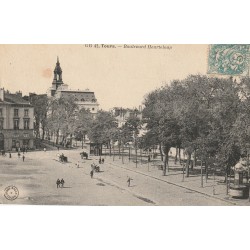 37 TOURS. Boulevard Heurteloup bien animé vers 1908