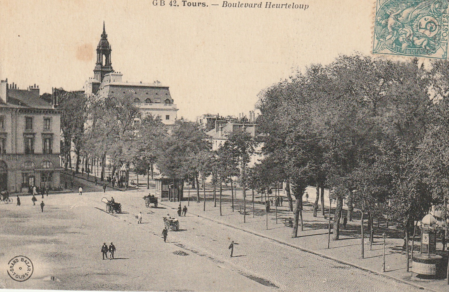 37 TOURS. Boulevard Heurteloup bien animé vers 1908