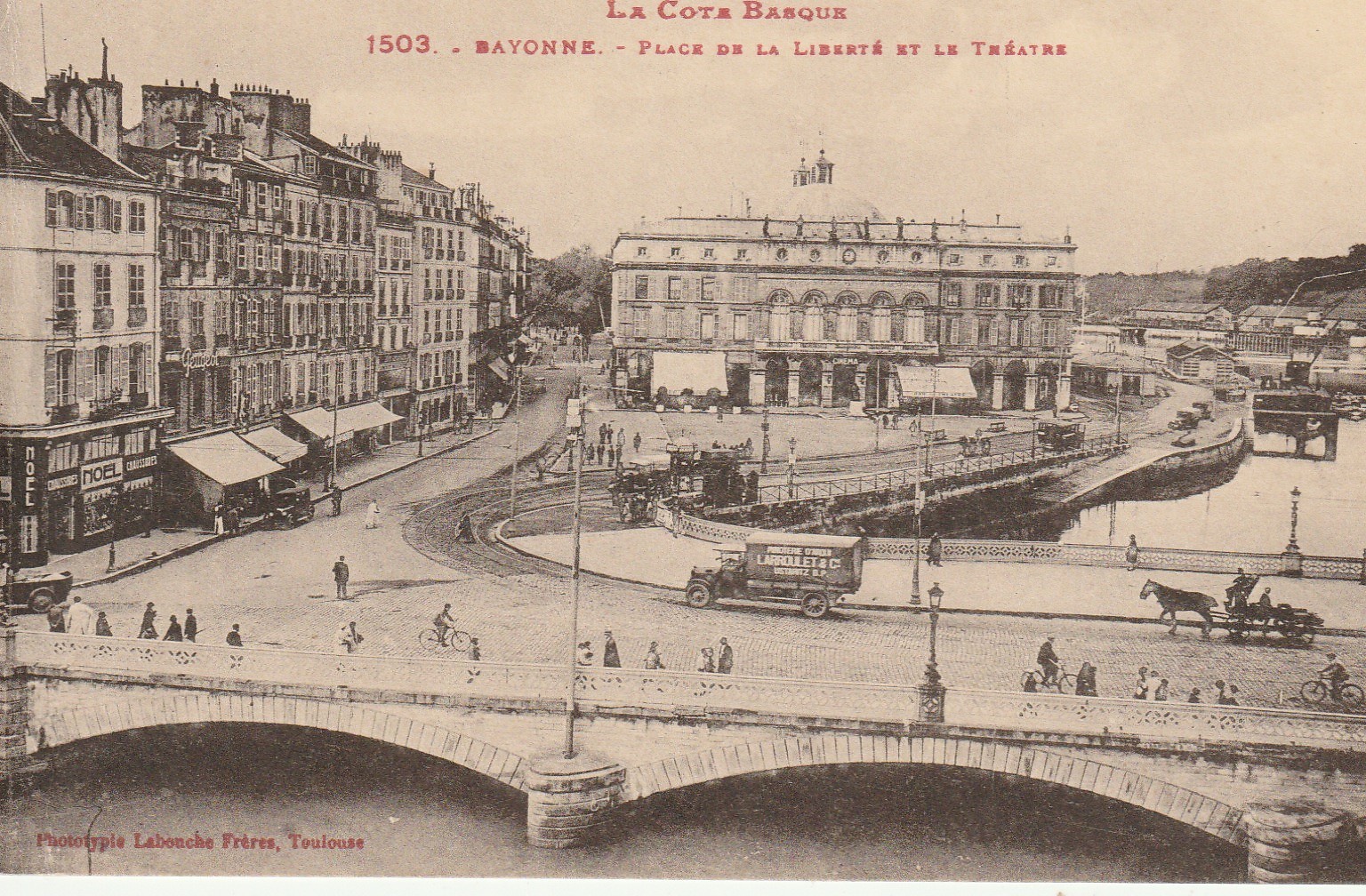 64 BAYONNE. Théâtre Place de la Liberté