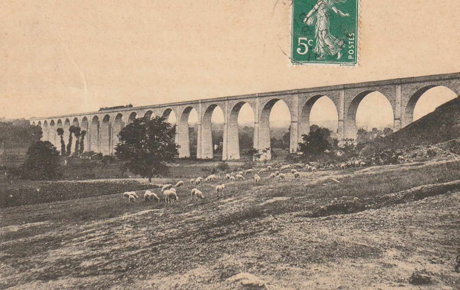 36 LE BLANC. Train sur le Viaduc et moutons en dessous 1912