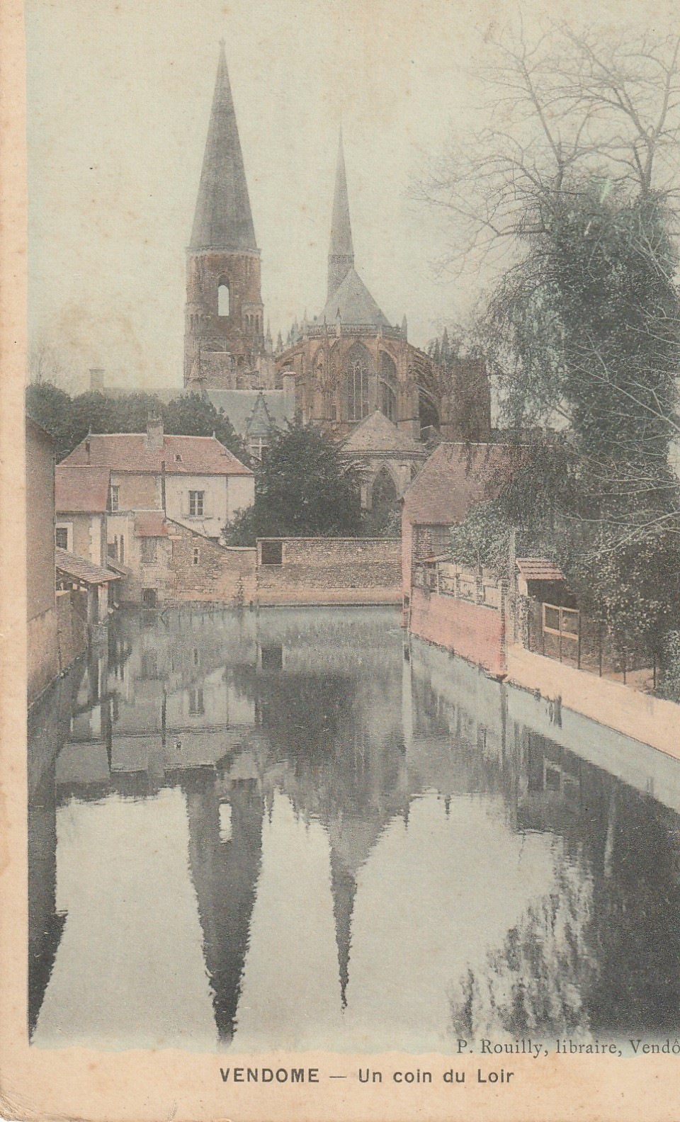 41 VENDOME. Un coin du Loir avec lavoirs et Eglise de la Madeleine