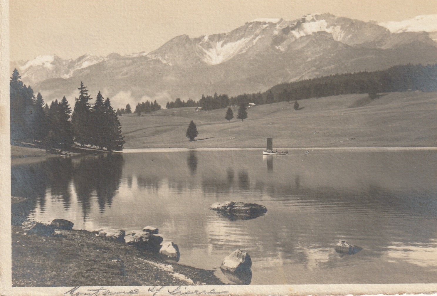 Suisse MONTANA Lac Moubraz avec barque de Pêcheur