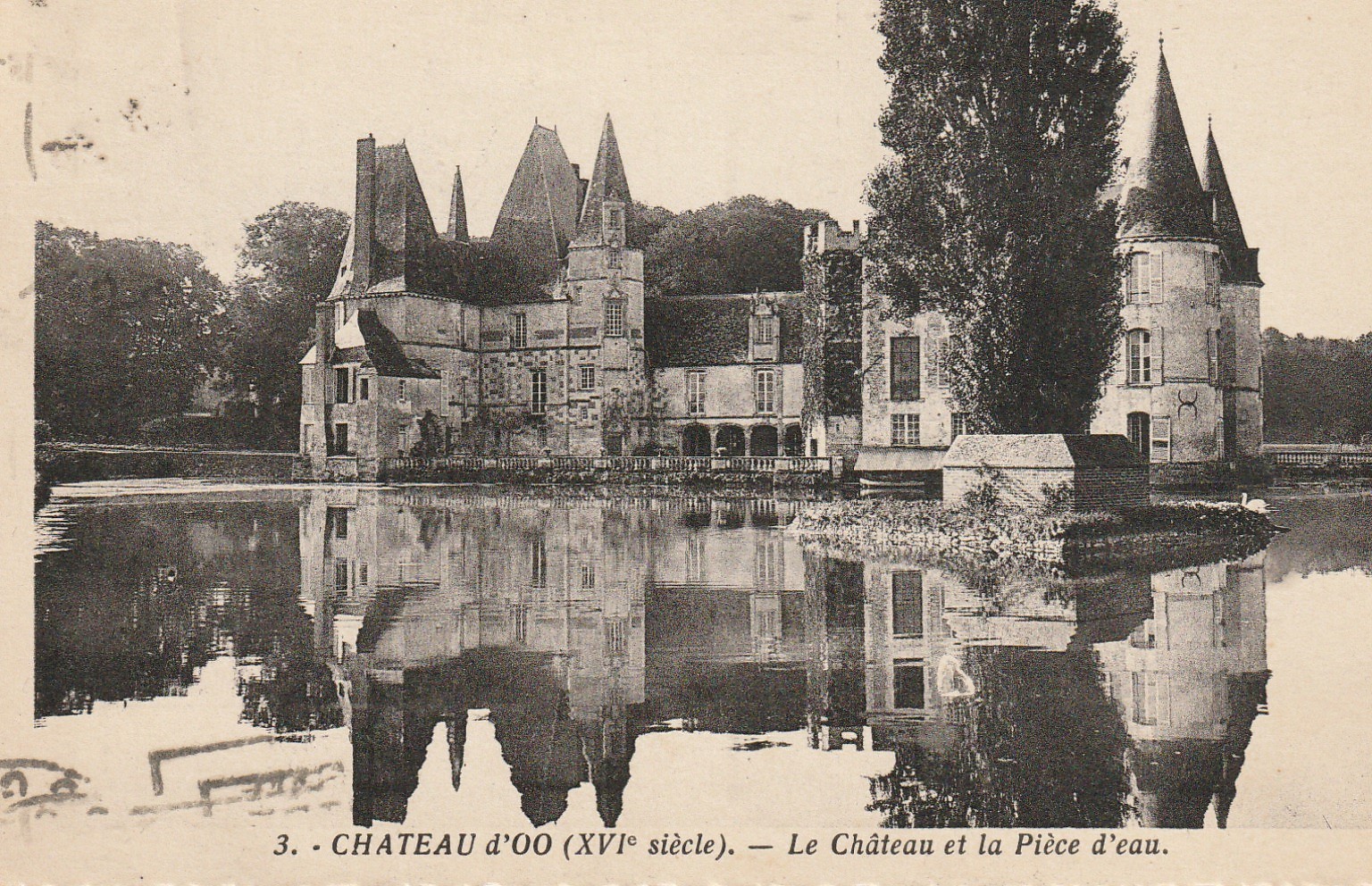 14 CHATEAU D'OO. Château et Pièce d'eau 1935 (bords dentelés artistiquement)...