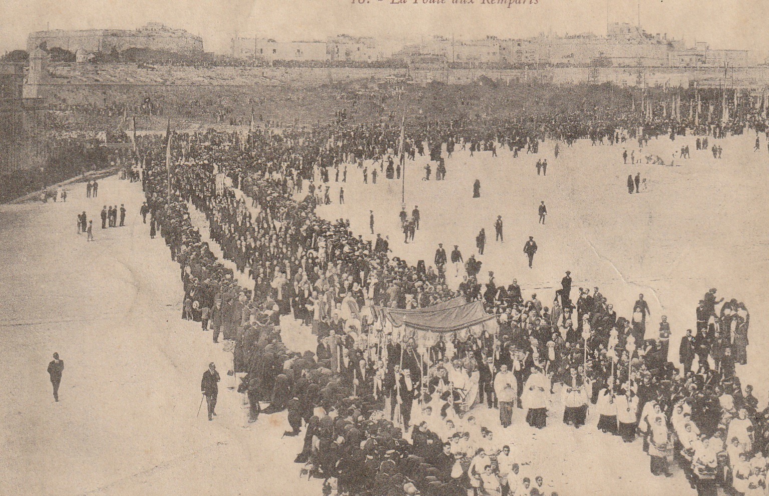 Congrès de MALTE. La Foule aux Remparts