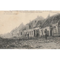 Belgique NIEUPORT. La rue du Quai bombardée avec un trou d'obus 1915