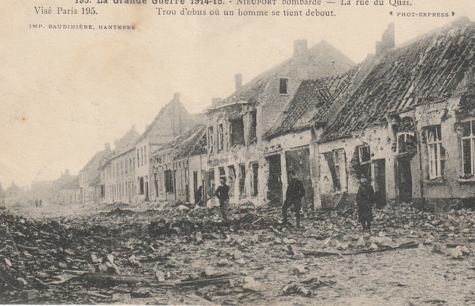 Belgique NIEUPORT. La rue du Quai bombardée avec un trou d'obus 1915