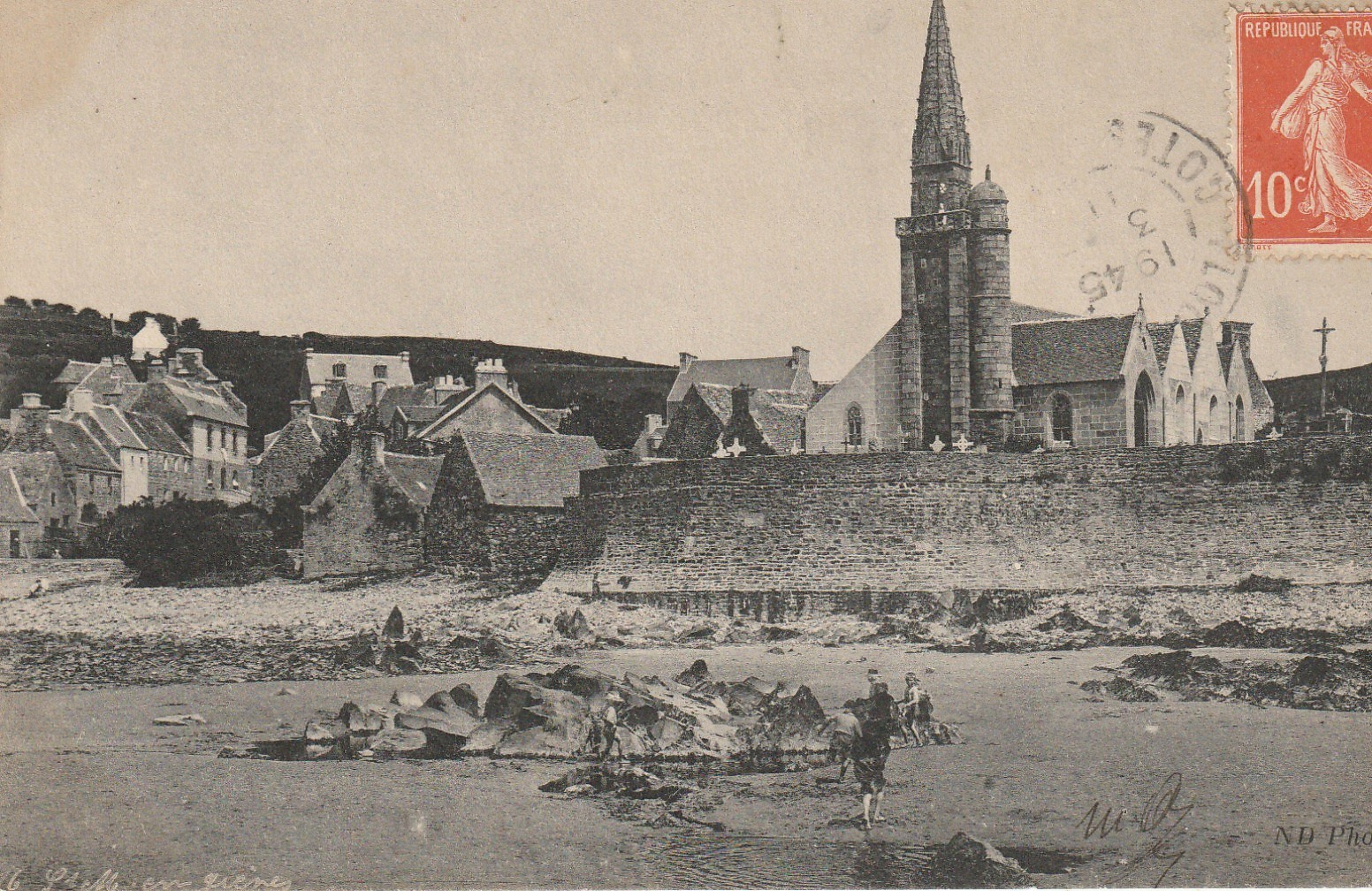 22 SAINT-MICHEL-EN-GREVE. L'Eglise et le Bourg vue de la Plage 1911