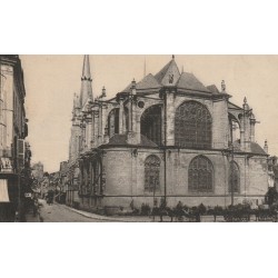 45 MONTARGIS. Attelages devant l'Eglise rue du Loing 1914