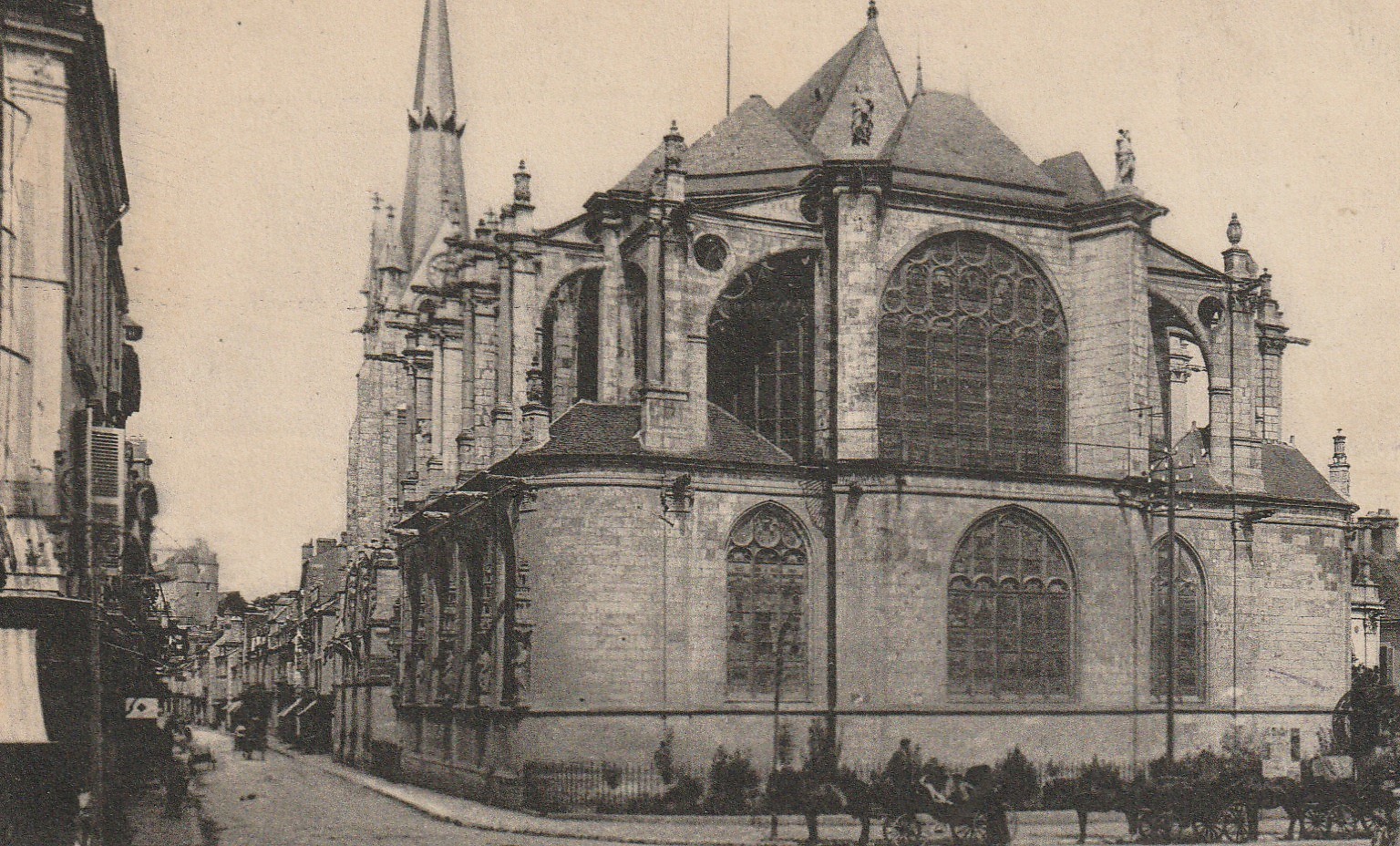 45 MONTARGIS. Attelages devant l'Eglise rue du Loing 1914