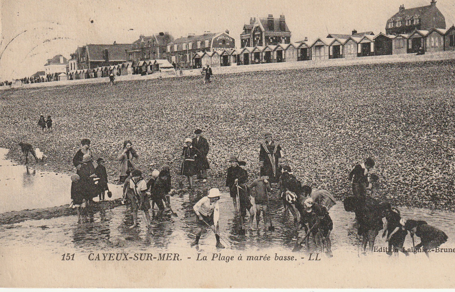 80 CAYEUX-SUR-MER. La Plage à marée basse avec nombreux enfants 1924