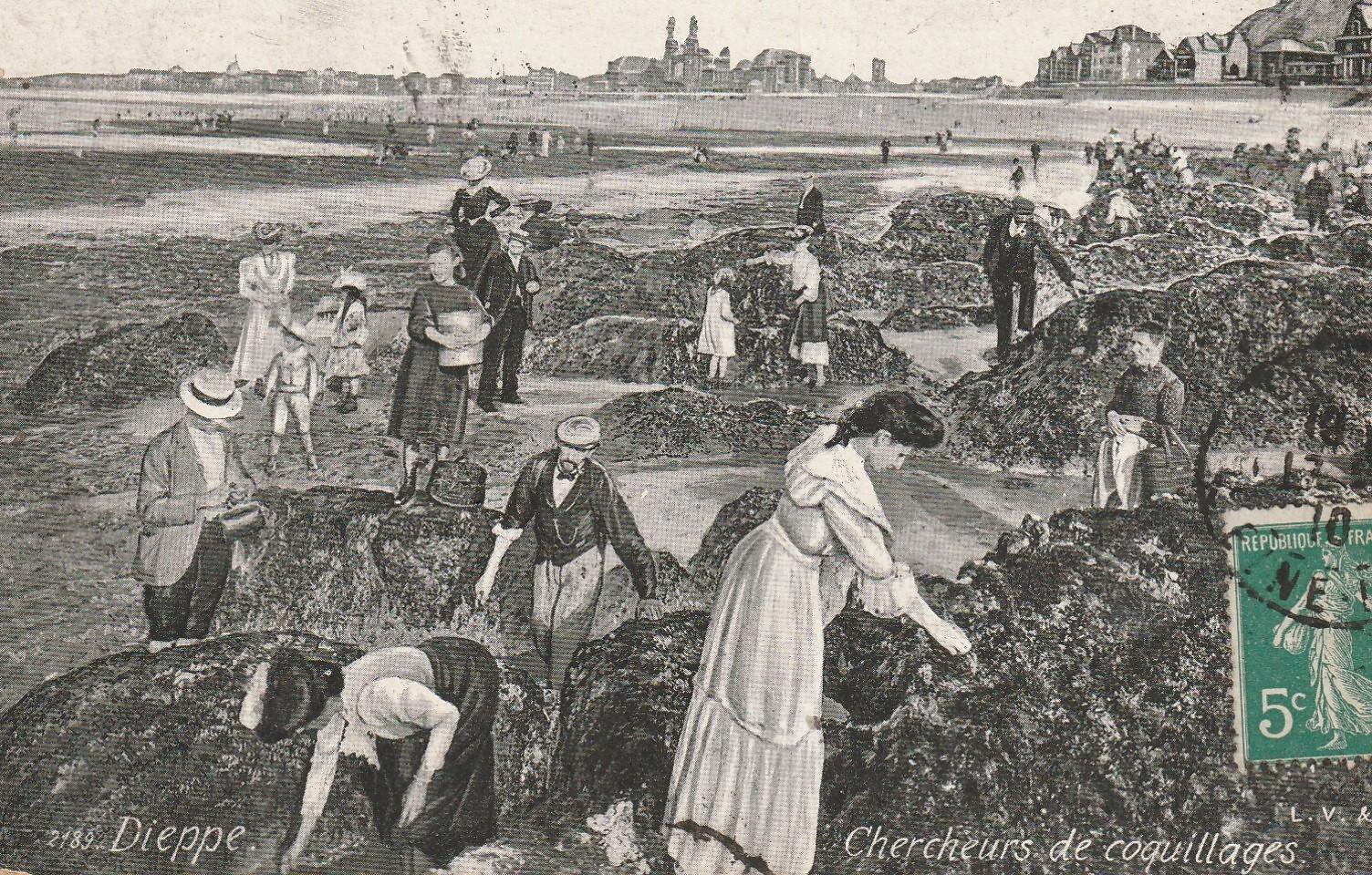 76 DIEPPE. Chercheurs de Coquillages 1910