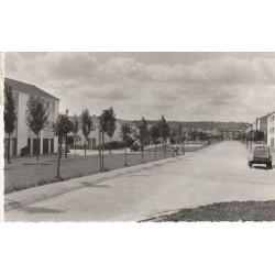 Photo Cpsm 78 VILLEPREUX. Voiture 2 CV devant la Résidence de La Haie Bergerie. Le Mail 1963