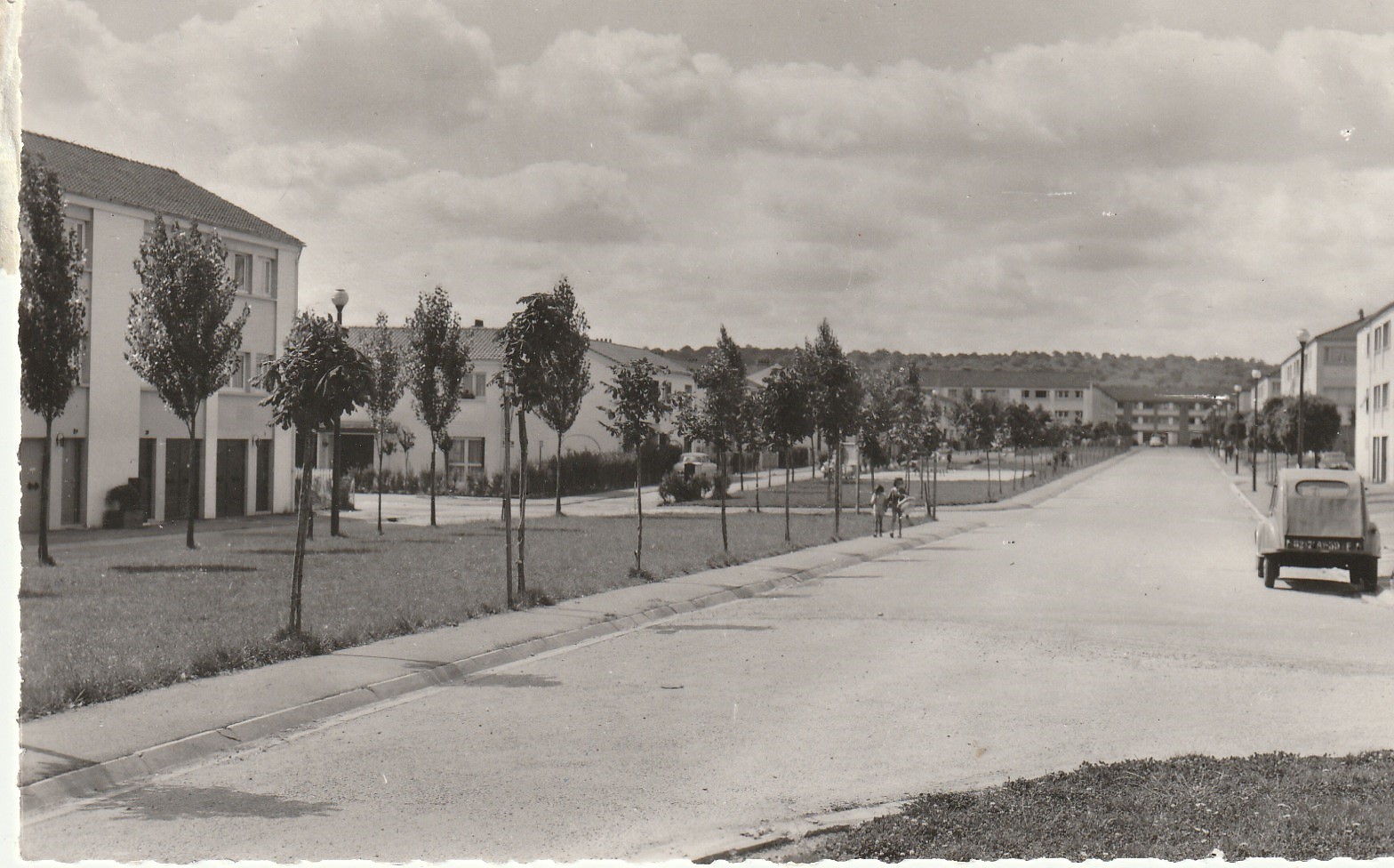 Photo Cpsm 78 VILLEPREUX. Voiture 2 CV devant la Résidence de La Haie Bergerie. Le Mail 1963