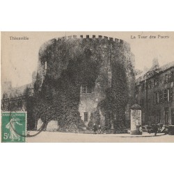 57 THIONVILLE. Gamins devant la Tour des Puces 1919
