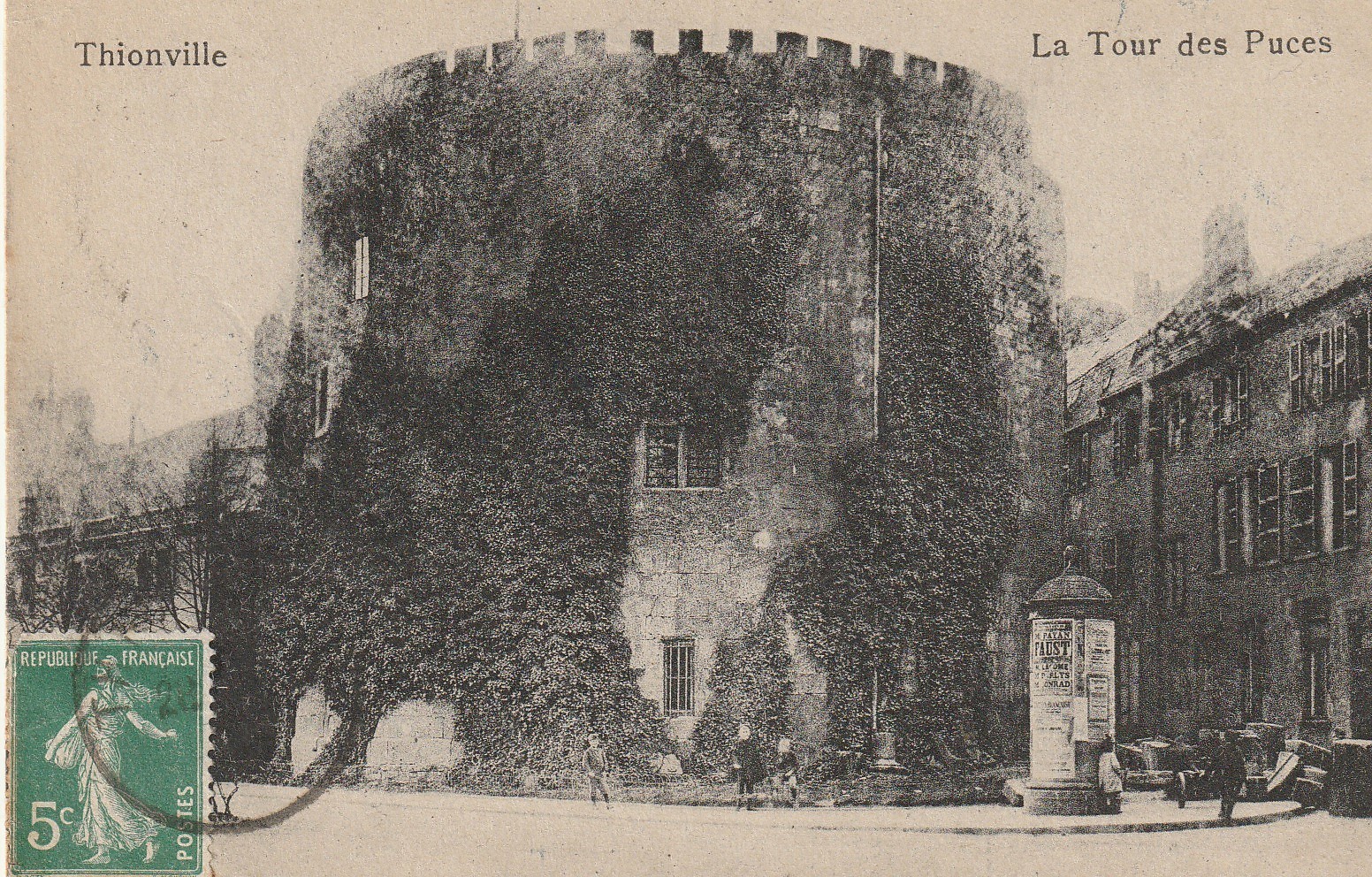 57 THIONVILLE. Gamins devant la Tour des Puces 1919