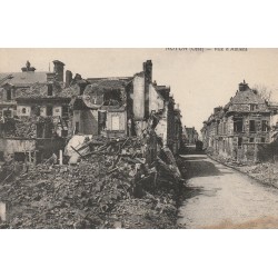60 NOYON. Rue d'Amiens bombardée